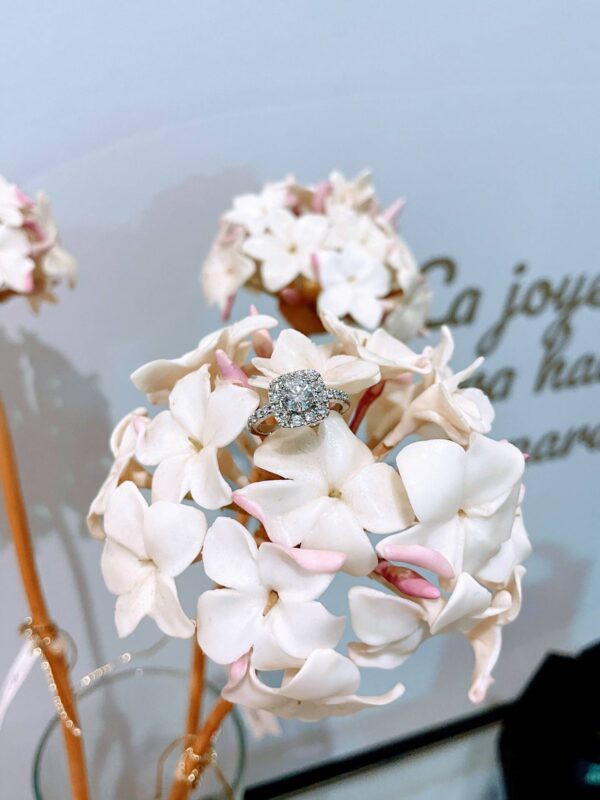 anillo de oro blanco con montura cuadrada