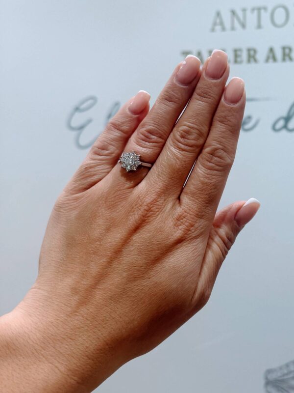 Anillo rosetón en oro blanco con brillantes