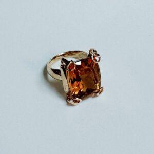 Anillo con topacio naranja y oro amarillo