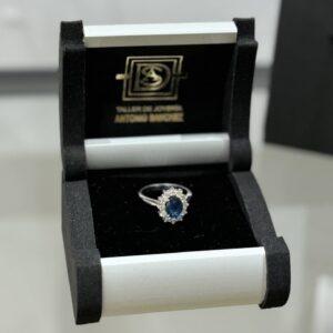 Anillo zafiro brillantes talla oval