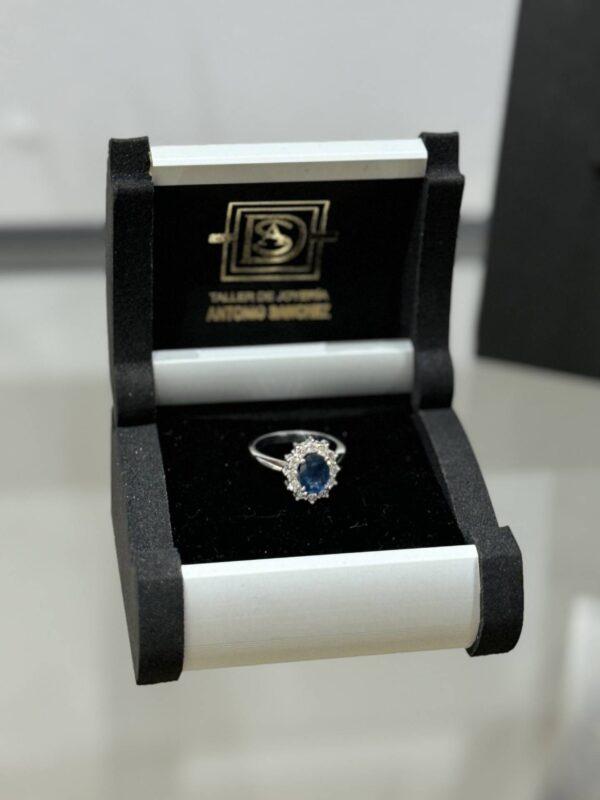 Anillo zafiro brillantes talla oval