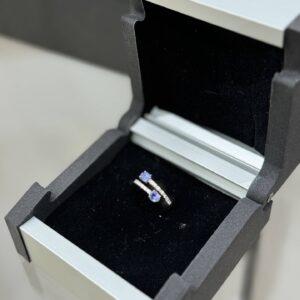 Anillo con zafiro de Ceylán y brillantes